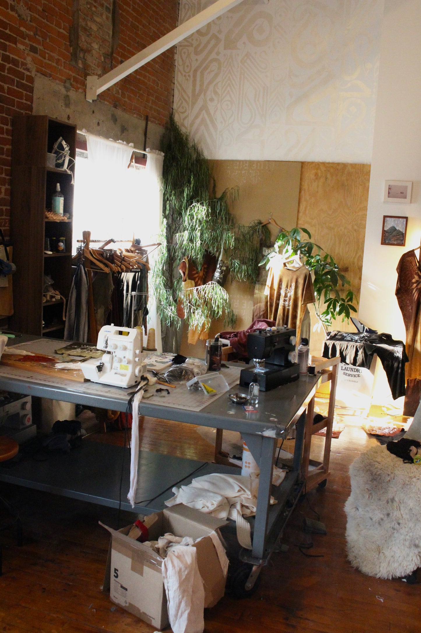 S/M/L - ROGER - Unisex Zhinh T-shirt - Dark Brown/Black Mineral Washed - Screen Printed