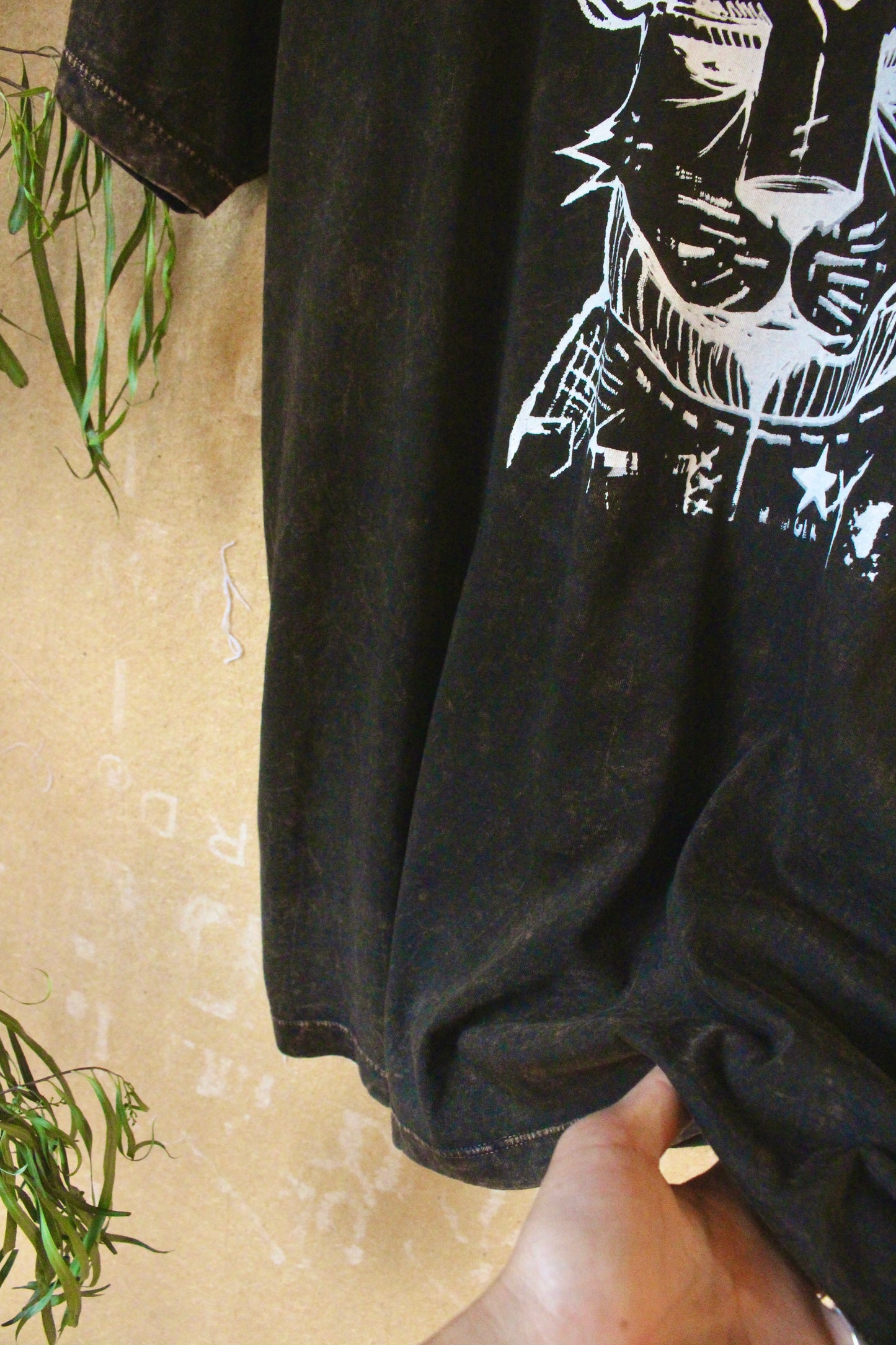 S/M/L - ROGER - Unisex Zhinh T-shirt - Dark Brown/Black Mineral Washed - Screen Printed